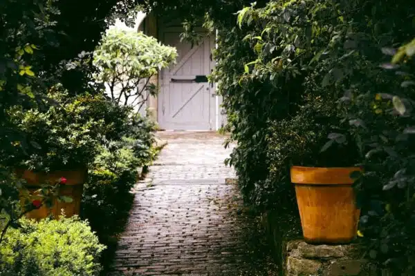 Créez une allée de jardin unique en utilisant ces techniques esthétiques
