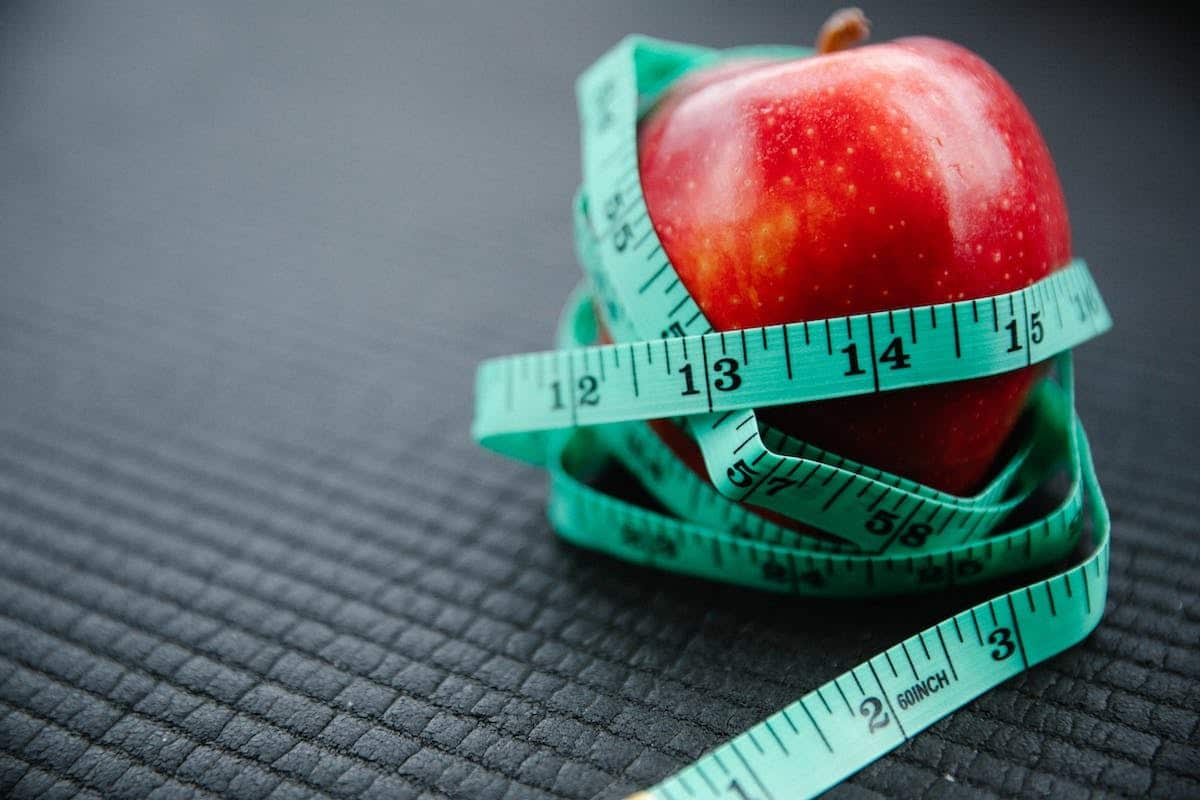 Poids pomme mesure et comparaison des variétés de fruits Dédé dans son jardin