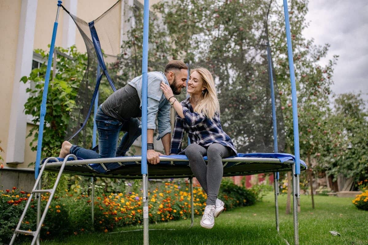 Créez un espace de détente ludique avec des balançoires, trampolines et piscines