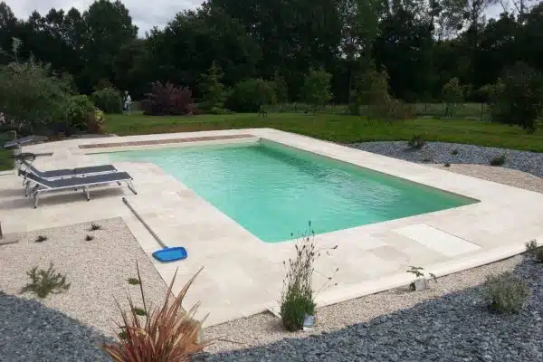 Le travertin, l’allié idéal pour une terrasse de piscine élégante