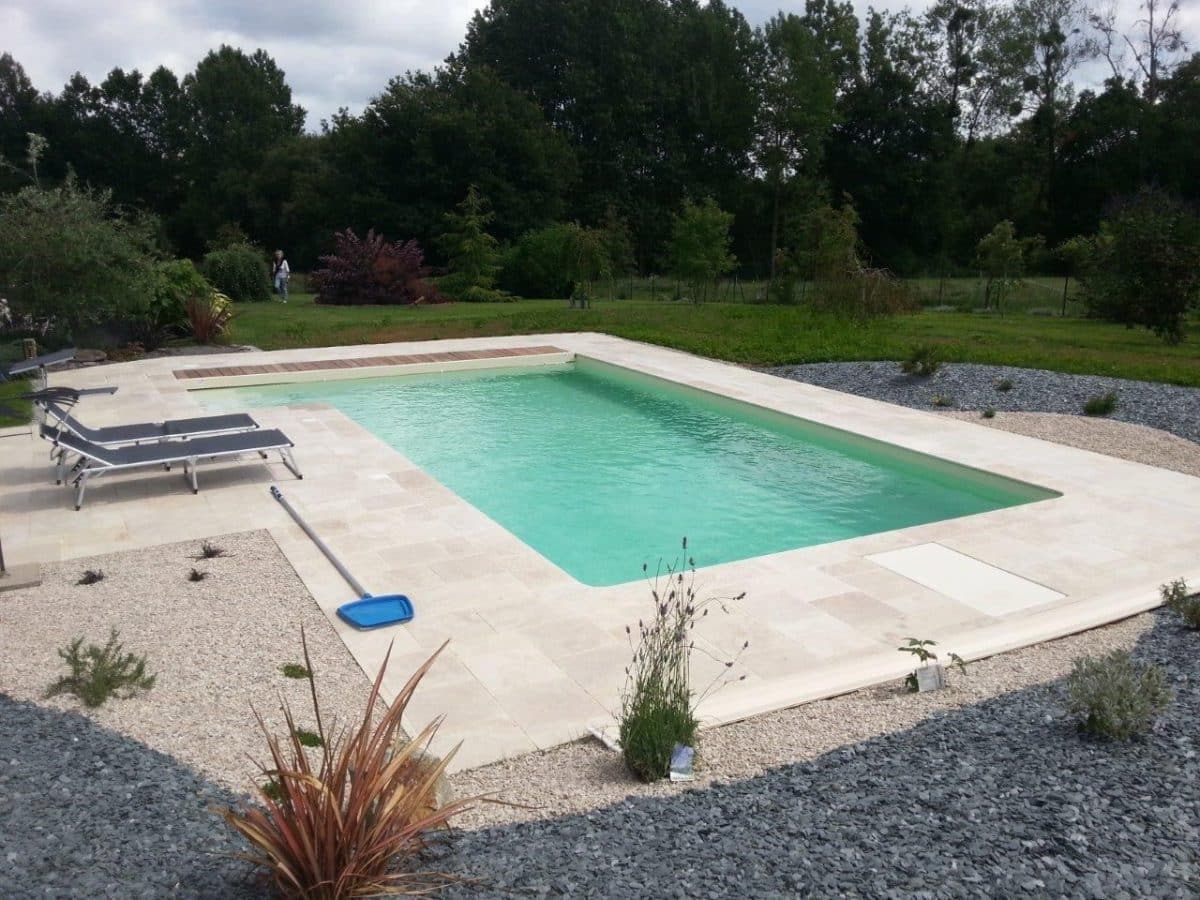 Le travertin, l’allié idéal pour une terrasse de piscine élégante