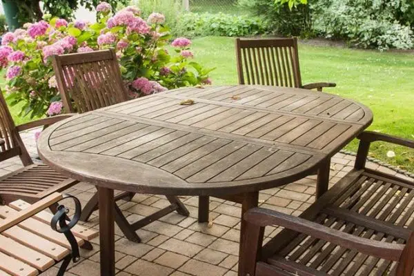 Comment traiter une table extérieure en bois ?