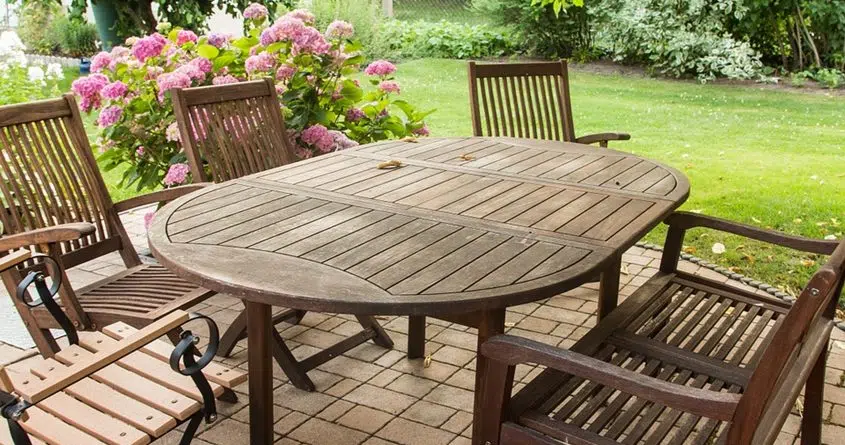 Comment traiter une table extérieure en bois ?