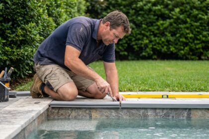 Homme en polo et shorts travaillant sur une piscine extérieure